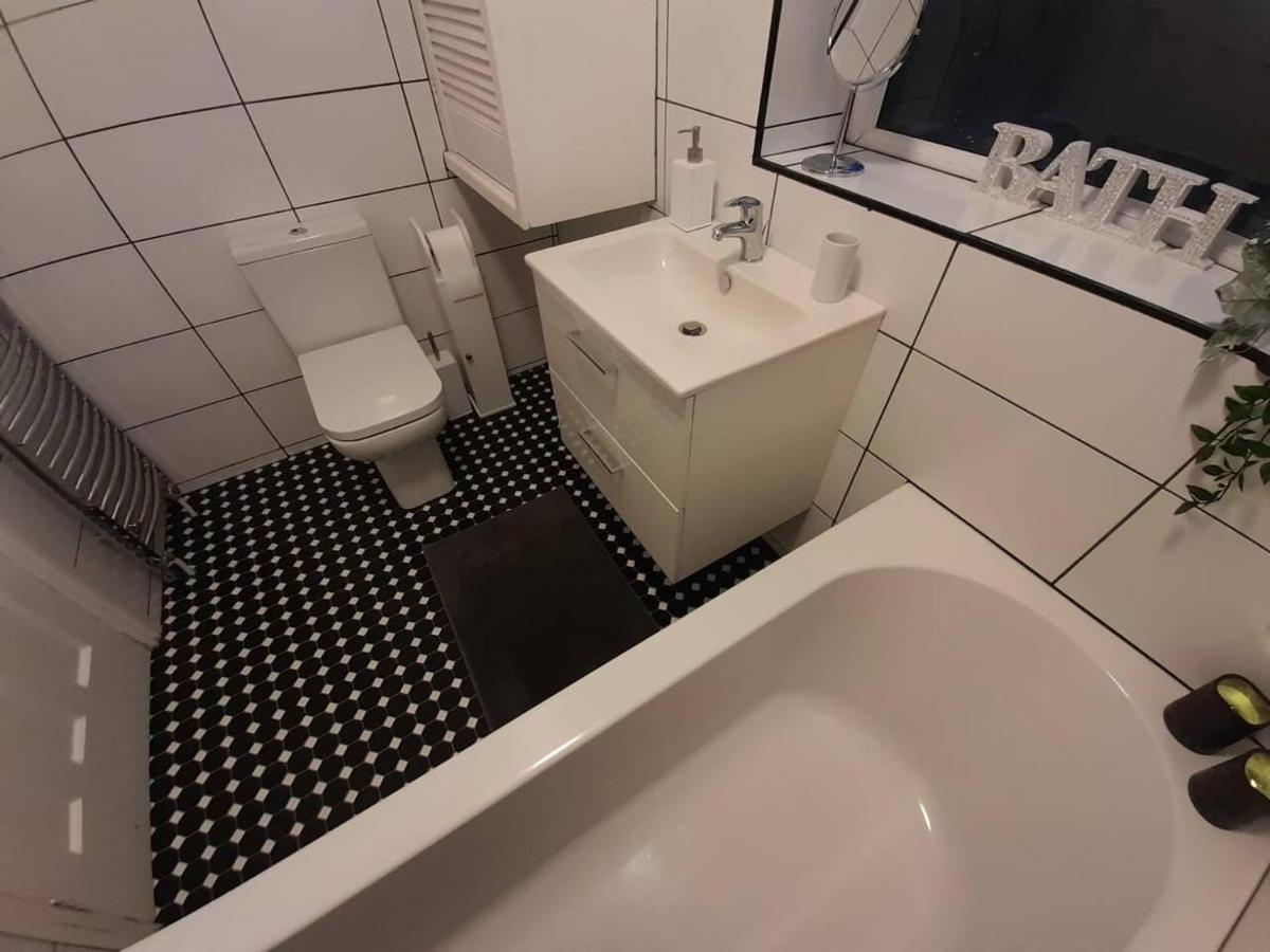 Bright 4-Bed House 15 Min To Manchester Centre Villa Exterior photo